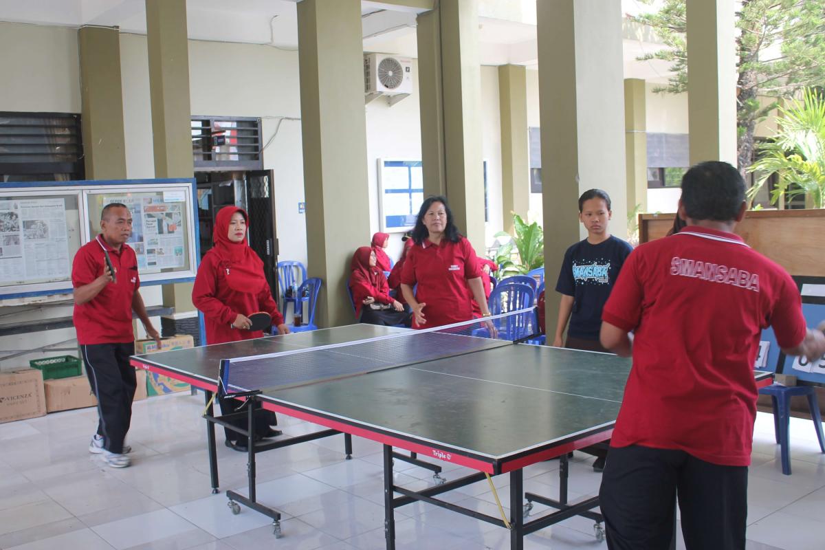 Kompetisi Ping Pong Guru dan Staf TU